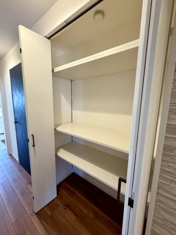 廊下の可動棚収納。どのお部屋からもアクセスしやすい大きな収納スペースです。