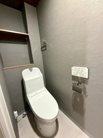 温水洗浄便座完備の洋式トイレ。手元で操作できる壁面リモコンで快適な使い心地。