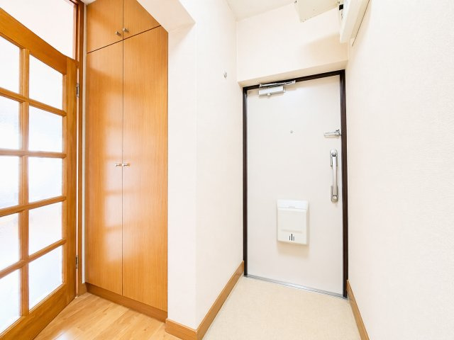 ◆光の渦が溢れた明るい玄関ホール。「おかえり」と「ただいま」が交差するお家の顔とも言える場所は爽やかで心地良い空間となっています。すっきり片付いた玄関で来客時にも自信が持てそう。　