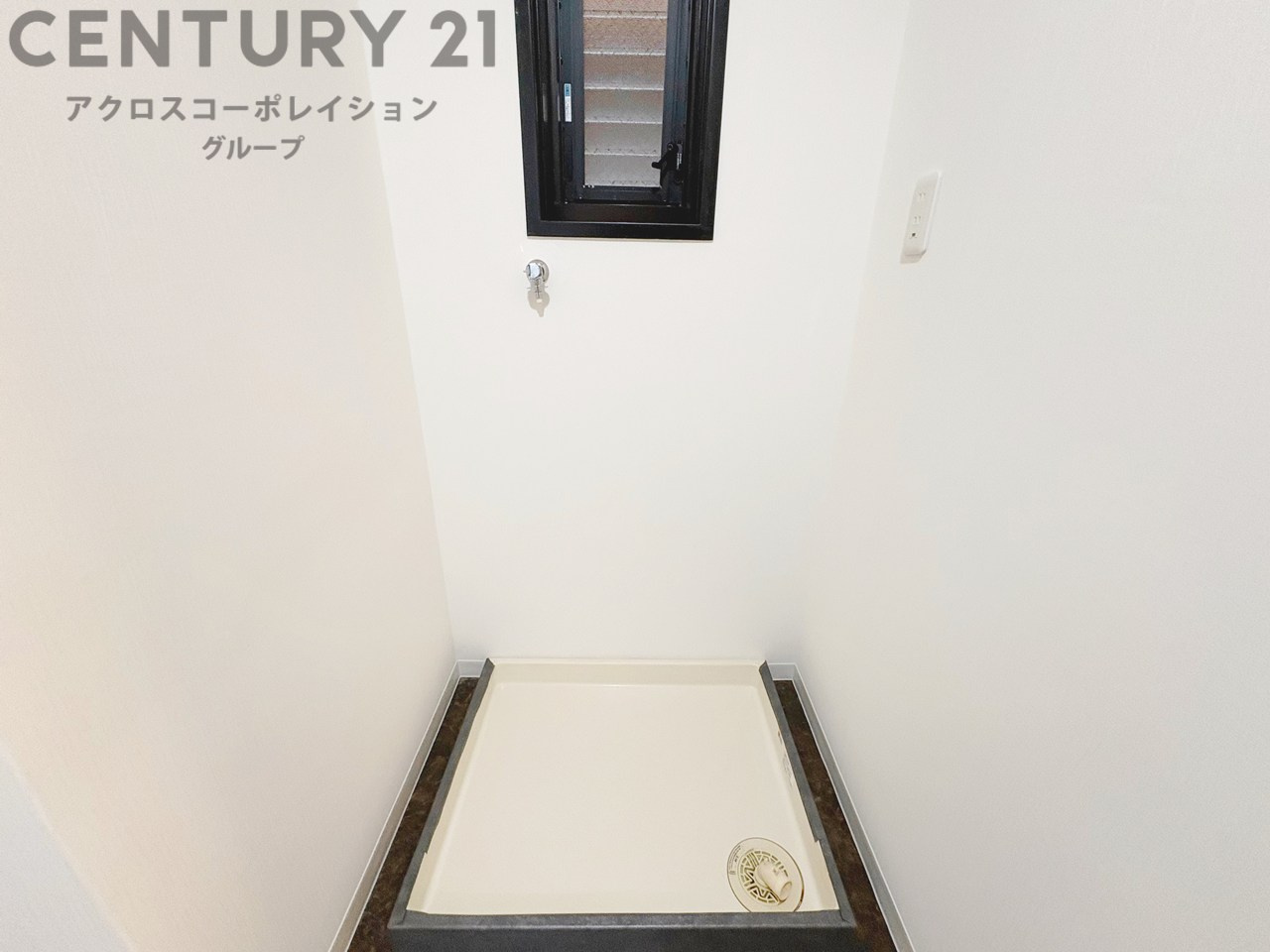 洗濯物の仕分け作業がしやすく、整理整頓が容易になります。洗濯音や湿気を他の部屋に持ち込まず、生活環境を快適に保ちます。上部を活用すれば収納スペースを確保でき洗剤や洗濯用品の整理もしやすくなります。