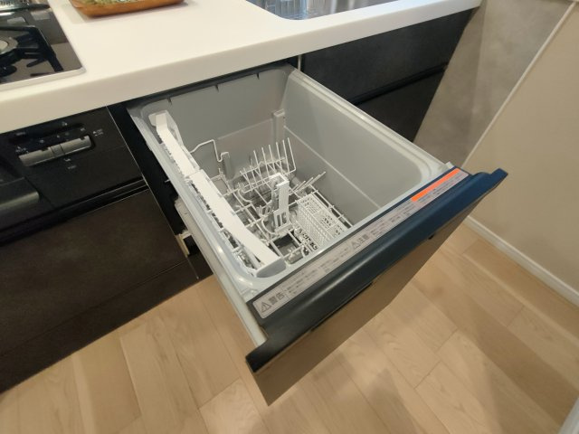 【食洗器】　後片付けが楽になる食器洗浄乾燥機付き！環境にも手荒れにも優しい、嬉しい設備です。