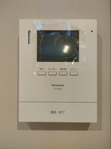 【TVモニター付きインターフォン】　訪問者の顔を見ることができるので、安心してドアを開けられます。