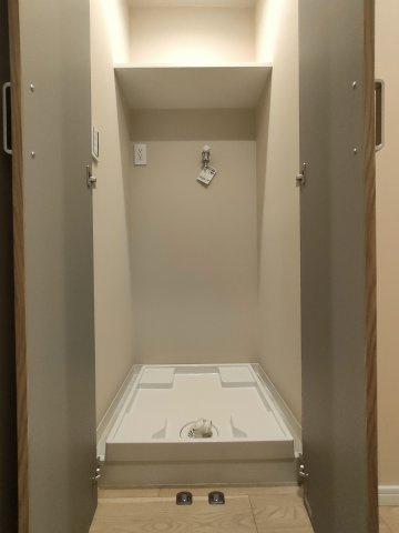 【室内洗濯機置き場】　洗面所ではなく、廊下の先に独立して洗濯機置き場がございます。入浴中のご家族と被ることなく洗濯機を使えるので便利です。