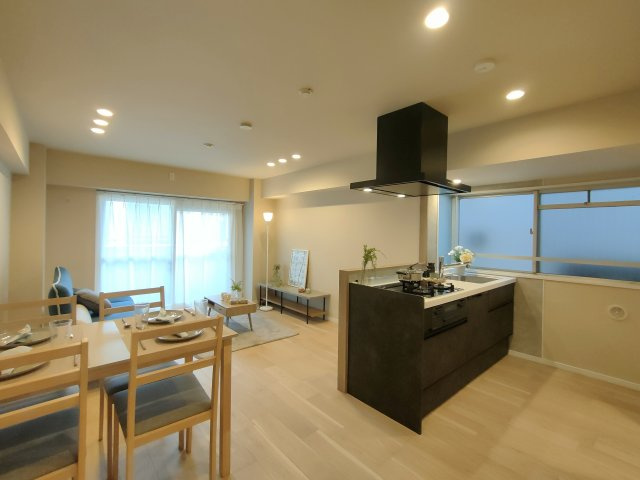 【LDK約15.1帖】　カウンターキッチンからリビングの様子を伺える仕様です。※家財は付属しません。