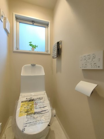 【トイレ】　換気と明るさに配慮した、清潔感溢れるトイレ。落ち着いた空間で安らぎのひと時をお過ごしいただけます。