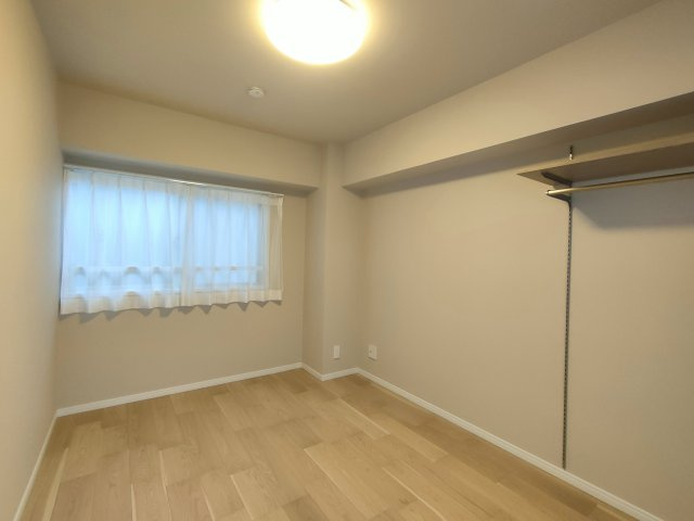 【洋室約5.8帖】　過ぎ行く時間をゆったりと感じることができる落ち着いたお部屋。静かな環境でリラックスタイムを。
