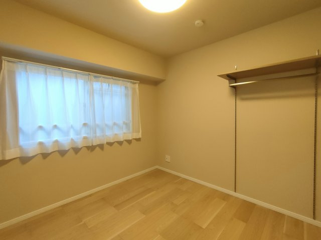 【洋室約4.7帖】　どのお部屋にも窓があり、明るく過ごしやすい空間となっています。