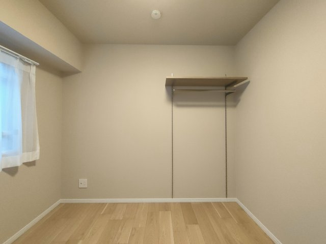 【洋室約4.7帖　収納】　収納も備わり、暮らしやすい空間がデザインされています。