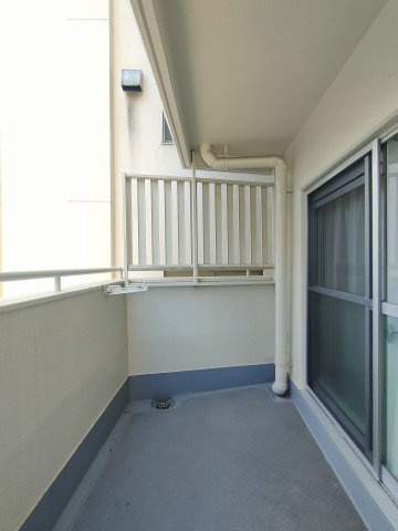 【バルコニー】　南西向きバルコニー。充分な広さが確保されたバルコニー。日当たりのよい住宅エリアですので、多くの陽光が降り注ぎ、室内には陽だまりを生み出してくれます。
