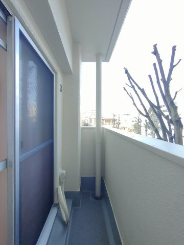 【バルコニー】　南東向きバルコニー。朝日をしっかり浴びることができます。