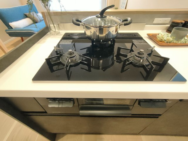 【3口コンロ】　3口コンロ、グリル付きでお料理のレパートリーも増えそうです。