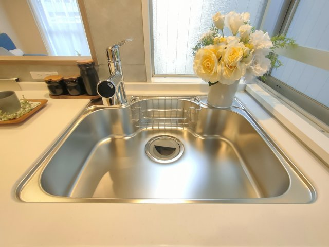 【シンク】　食器洗いもはかどる広々としたシンク。