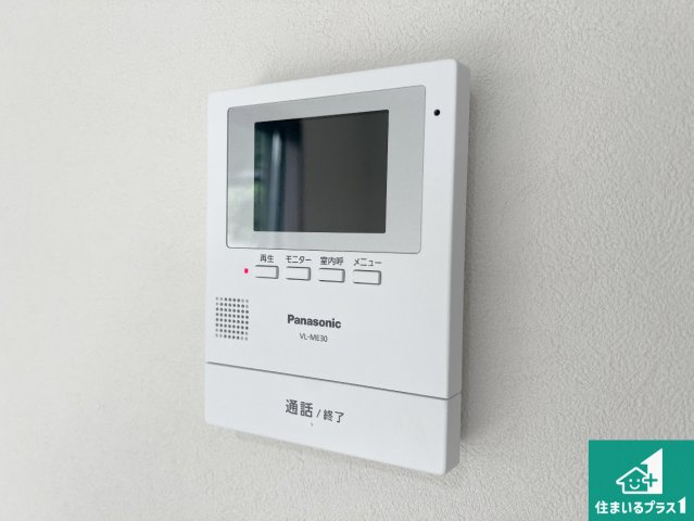 カラーモニターインターホン！声だけでなく来訪者の姿や顔がモニターで確認できるので、小さなお子様がいらっしゃるご家庭でも安心できます！