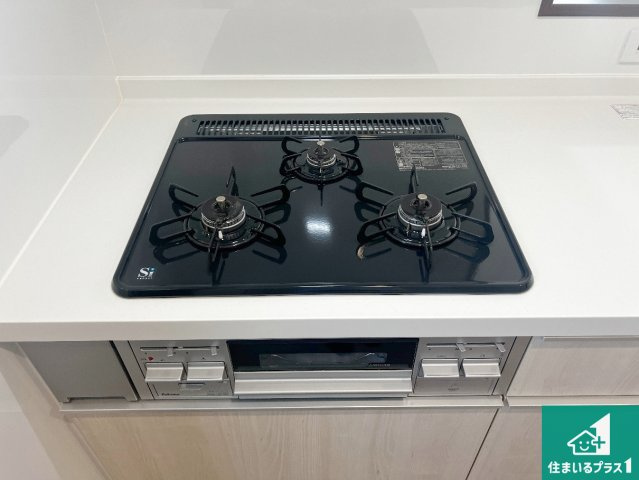 ダブル高火力Ｓｉセンサー付きコンロ！3口あるので、まとめて料理をする時も大活躍！