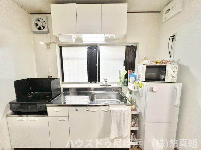 ■キッチン上、シンク下にも収納スペースたっぷり♪