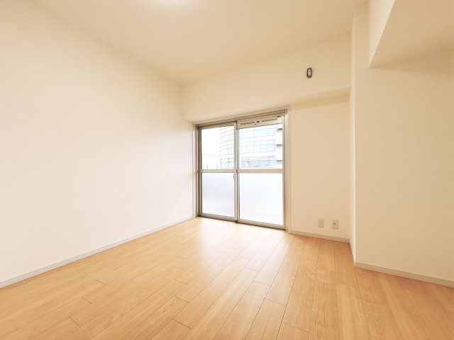 南側洋室です。　6.5帖、収納付き