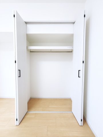 南側洋室の収納です。　