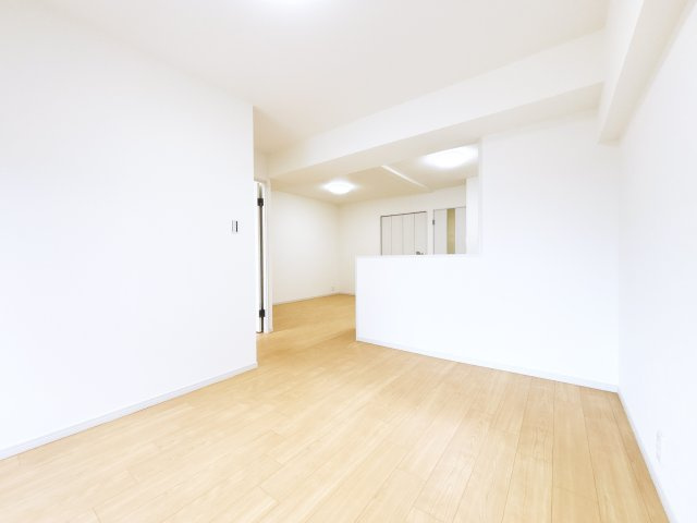 リビングの別角度です。南向きバルコニーで日当たりよく温かみのある空間になります♪　