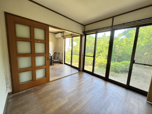 壁一面の大きな窓から、青々とした豊かな緑をたっぷりと望むことができる、自然と調和したお部屋です。室内にいながらにして四季折々の風景が楽しめ、豊かな陽光がお部屋全体を明るく温かい雰囲気で包み込みます。