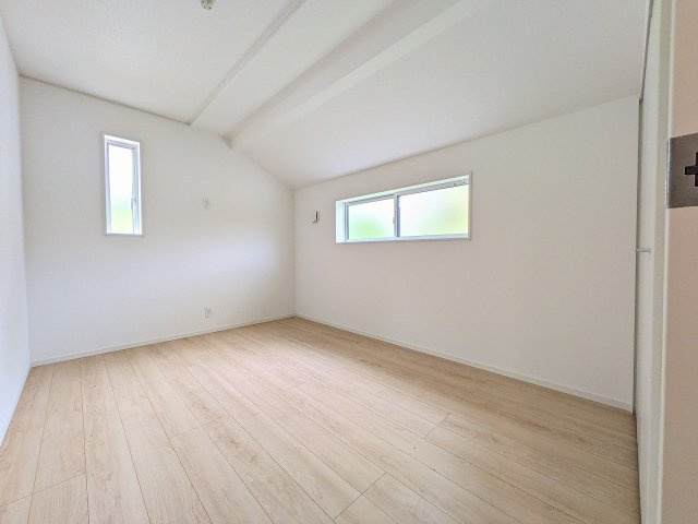 ～2階6.0帖の洋室　2面採光で明るく風通しの良いお部屋です～