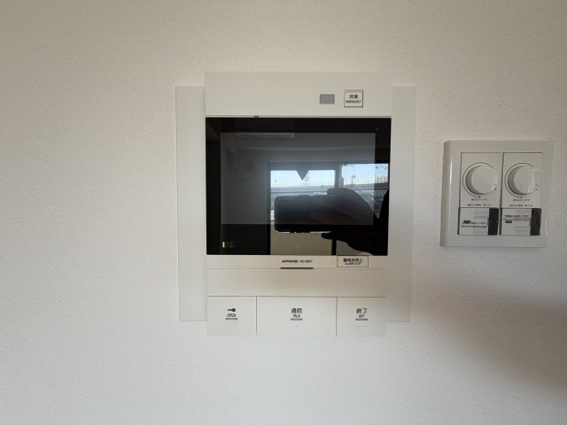 オートロック付きのため来客者を画面で確認することが出来ます。