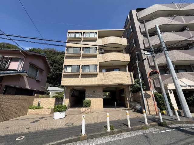 根岸駅まで徒歩14分のマンションになります。