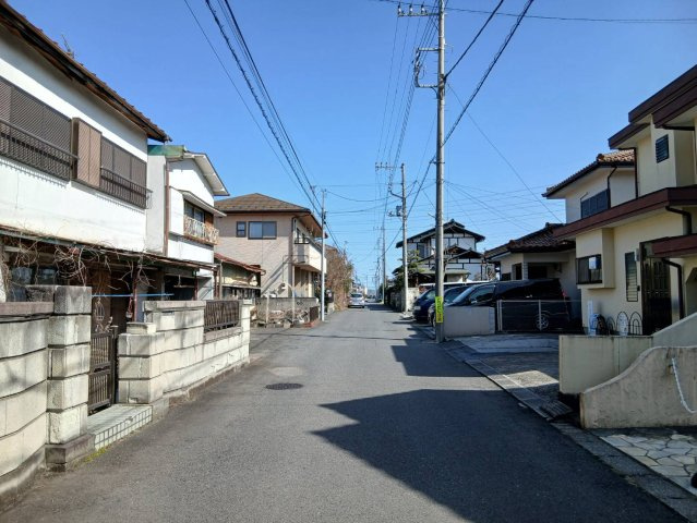 【前面道路現地写真】西から東へカメラを向けた撮影です。