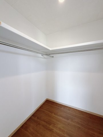 ■WIC｜主寝室には夢のウォークインがございます♪お洋服やバッグだけでなく、増えていくお洋服やご家族での思い出の品もしっかりと収納します(　＾＾　)