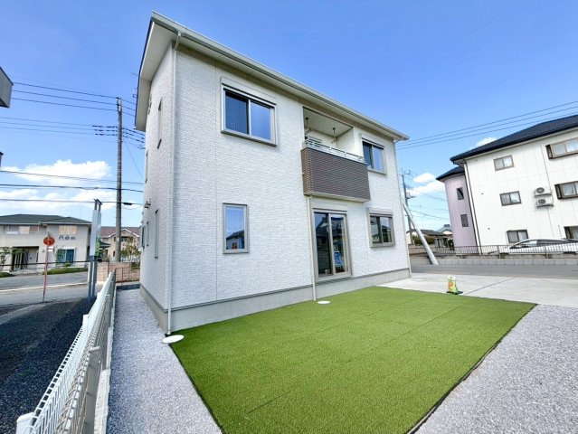 ■外観｜庭付き一戸建てならお子様やペットが走り回っても大丈夫！伸び伸びと遊び、過ごすことができます♪