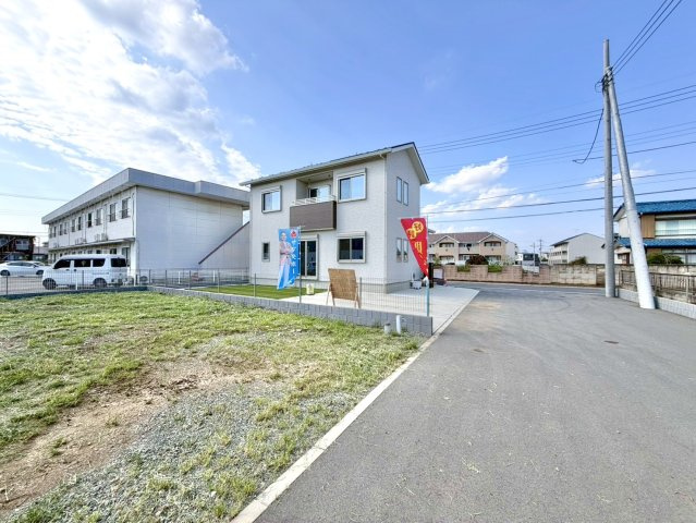 ■外観｜周囲の見渡しが良く、車の出入りの際も安全確認がしやすいため、小さなお子様がいるご家庭でも安心です♪