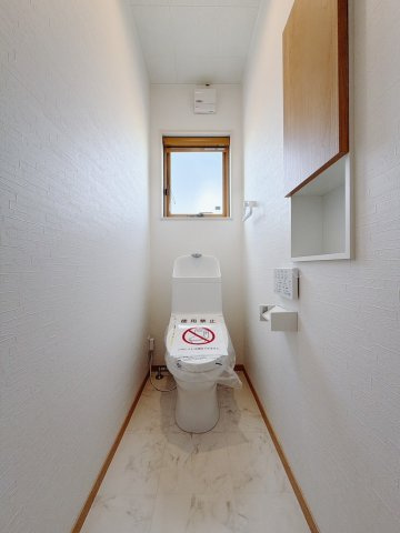 ■トイレ｜1階と2階にトイレがございます♪壁には小物を置けるスペースがあるのでトイレットペーパーのストックを置いておくのにも便利です♪写真などを飾ってもおしゃれですね♪