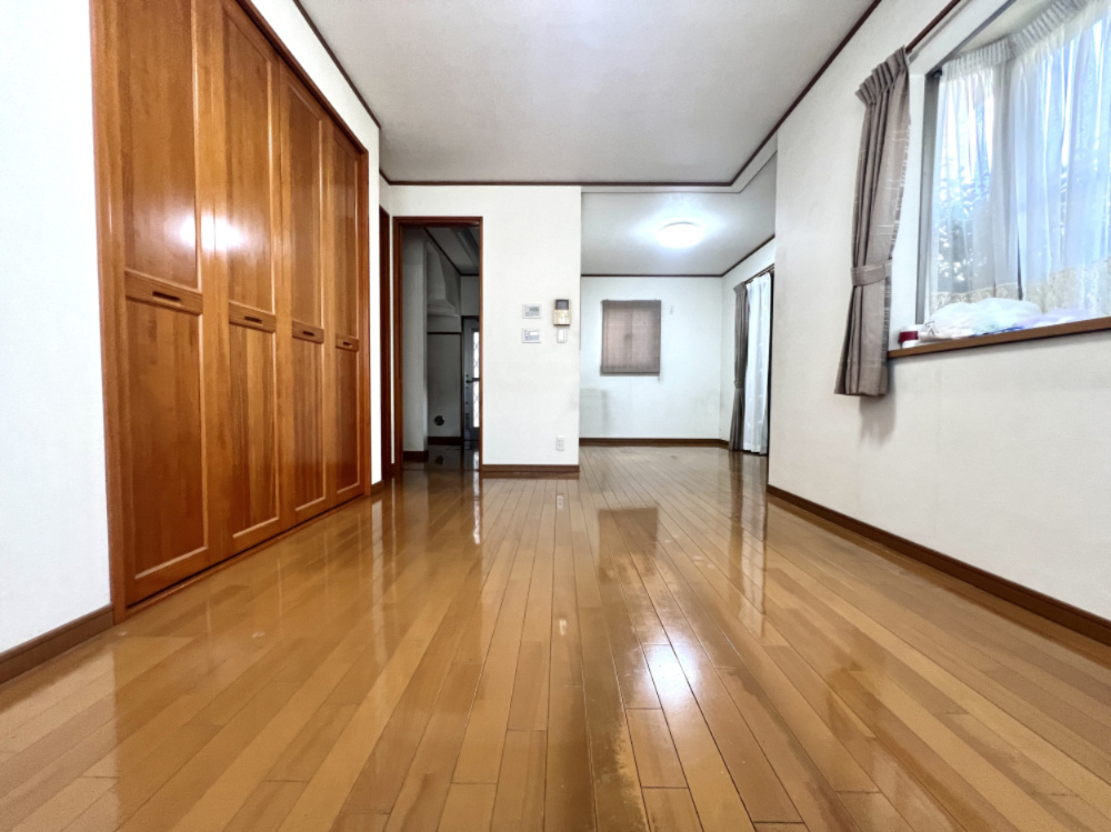 明るく開放的な空間で一家団らんの楽しい時間をお過ごしいただけます。ゆったりとしたダイニングスペースは家具の配置をしやすい間取プランです。
