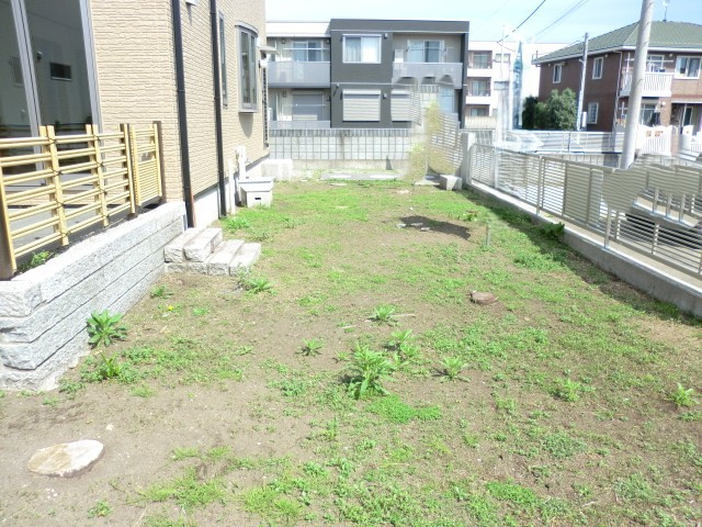 東側の庭　駐車場へ出入り出来ます。