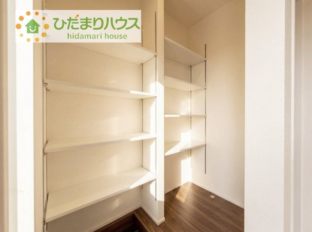 靴で溢れかえっていた玄関も、大きなシューズ棚と、玄関横のクロークでスッキリ解決！玄関は「その家の顔」とお考えの方にオススメの広さです。