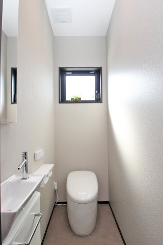 シンプルで清潔感あふれるトイレ空間。タンクレストイレはスタイリッシュでお手入れも簡単。【プラン例】建物価格2440万円、建物面積109.51？