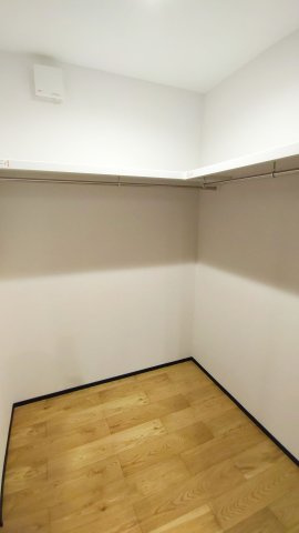 ランドリールーム横にファミクロを設置。枕棚付きなので帽子やバッグの小物アイテムもキレイに収納できます！【プラン例】建物価格2440万円、建物面積109.51？