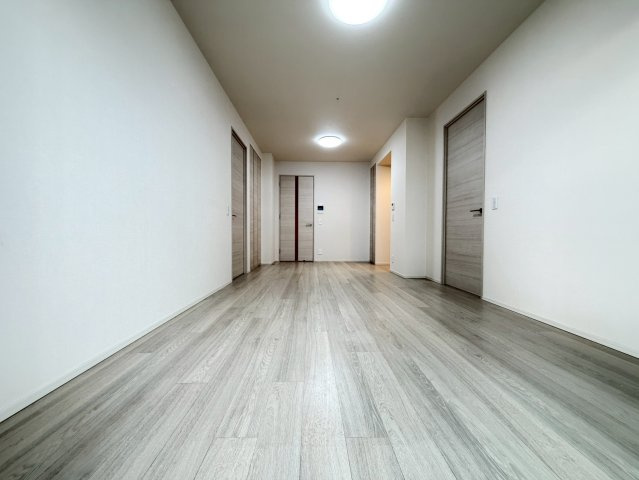 【リビングダイニング】約14.5帖！床暖房完備で冬でも足元あたたかいです◎
