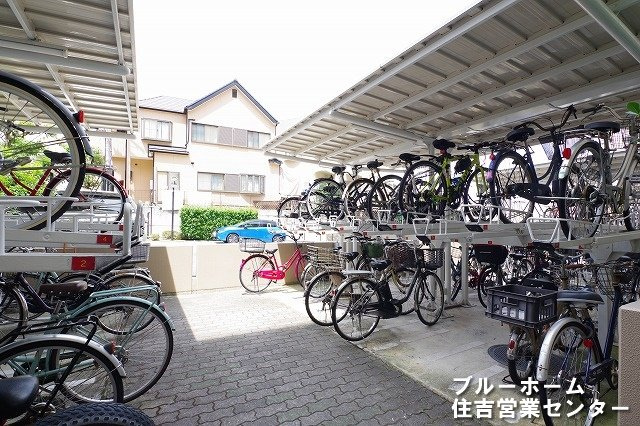 屋根付きの駐輪場がございます！