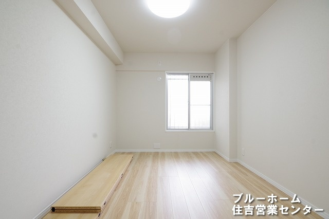 約6帖の洋室です！お部屋には収納や窓があります！