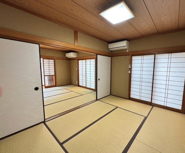 日本の伝統美が息づく、格式高い本格的な二間続きの和室です。襖を開放することで、広々とした一体感のある大空間としてご利用いただけます。木目の天井や障子から透ける柔らかな光が、上品な雰囲気を醸し出します。
