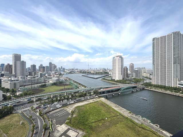 19階バルコニーからの眺望、東京スカイツリー望む
