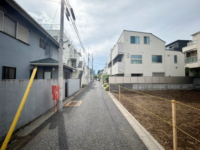 前面道路は約4.0mの幅員を確保！周辺は穏やかな街並みが広がり、お子様の通学や毎日の通勤時も安心感に包まれます。家族の理想を描くのにふさわしい伸びやかな敷地です。
