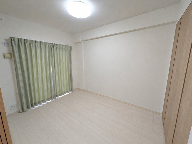 4.5畳の広さがあります。引き戸を開放することで、リビングと一体の空間として広々とお使いいただけます。　※AI加工により、空室に近い状態にしております。
