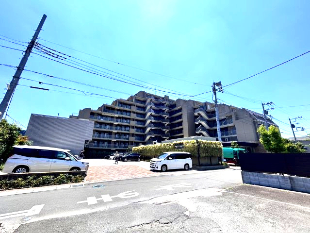 L字配棟で三面道路に面しております。　光と風に包まれた安らぎの場所です。