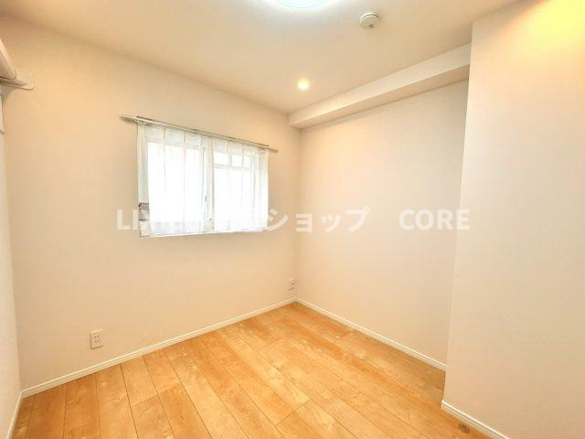 床材や建具は家具にも合わせやすい落ち着いた色合いになっております