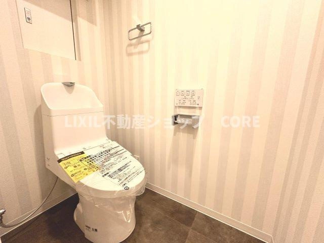 見た目もスッキリとしたデザインのトイレには温水洗浄暖房便座付き。
