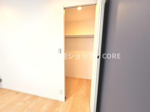 奥行きもあるので、収納ボックスをそのままクローゼットの中へ。部屋にものが出ずスッキリ。
