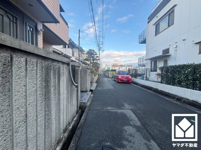 2階キッチンにはバルコニーへ繋がる勝手口があり、換気や一時的なゴミ置場としても便利です。