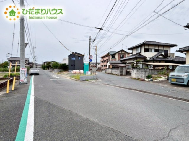 時間がない時もらくらくと車の出し入れができる広々前面道路！