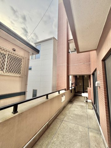 14.96？のバルコニー前面には建物がありますが、光が差し込み明るいです。